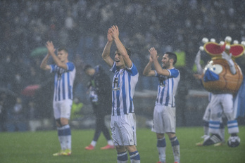 Sorloth, Aihen, Zaldua y la mascota Txurdin celebran la clasificación el jueves con sus seguidores. (Jon URBE/FOKU)