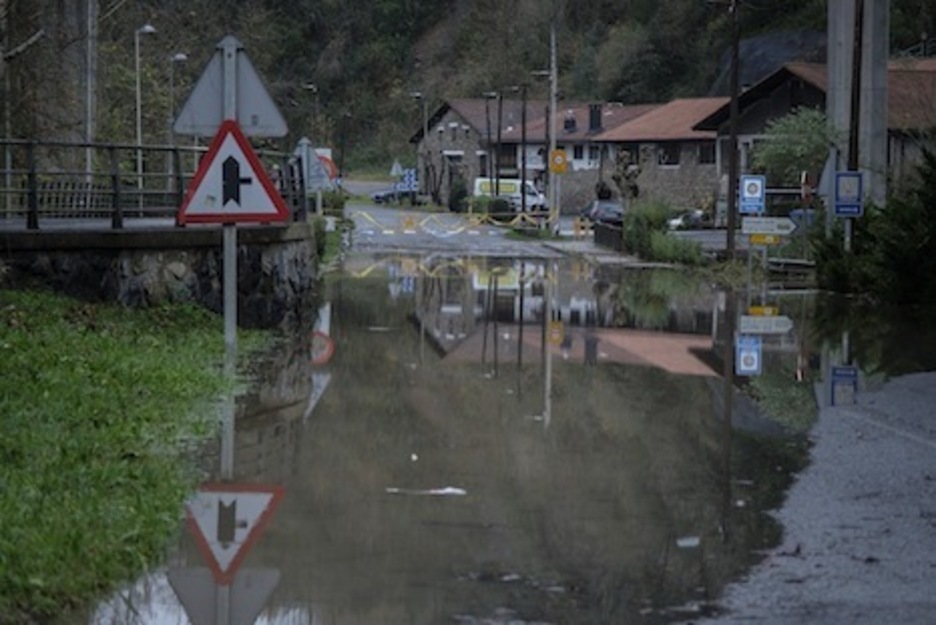 Las inundaciones han cortado varios lugares en Hernani. (Jon URBE/FOKU)
