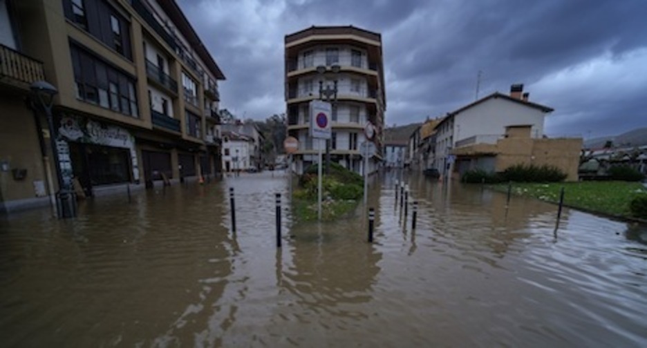 Calles inundadas en Irun a causa del temporal. (Jon URBE/FOKU)