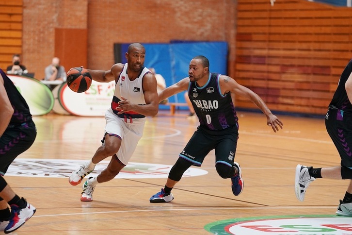 Jayson Granger acomete a un Goudelock que seguramente no juegue este derbi. (Endika PORTILLO / FOKU)