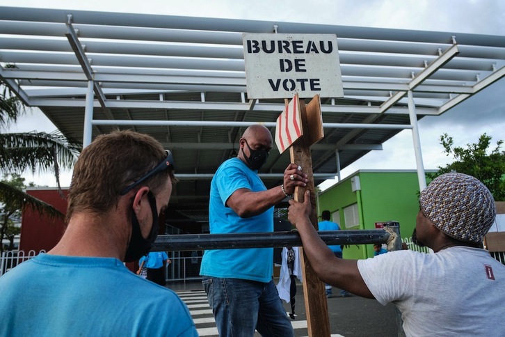 Bozka prestatzeko lanak Noumea Kaledonia Berriaren hiriburuan. (Theo ROUBY/AFP)