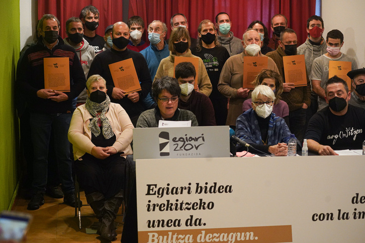 Toruratuen Sareak eta Egiari Zorrek Nafarroako torturatuen elkarte bat sortzea erabaki dutela iragarri dute Zabaldin eginiko prentsaurrekoan. (Jagoba MANTEROLA/FOKU)