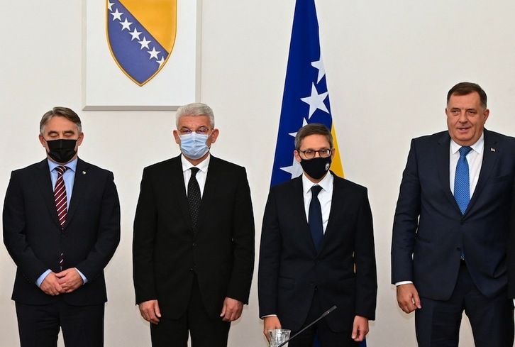 El líder serbio de Bosnia, a la derecha, junto con los copresidentes bosnio y croata y un representante de EEUU. (Elvis BARUKCIC/AFP)