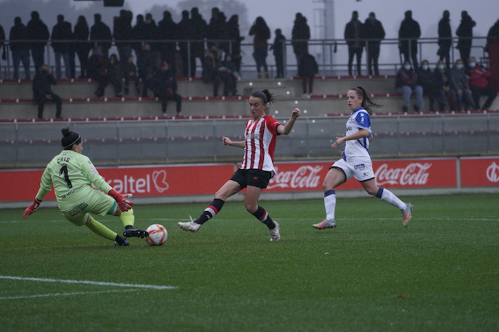 Ane Azkona bigarren golaren jokaldian. (Aritz LOIOLA/FOKU)