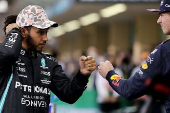 Saludo entre Hamilton y Verstappen en Abu Dabi. (Kamran JEBREILI/AFP)