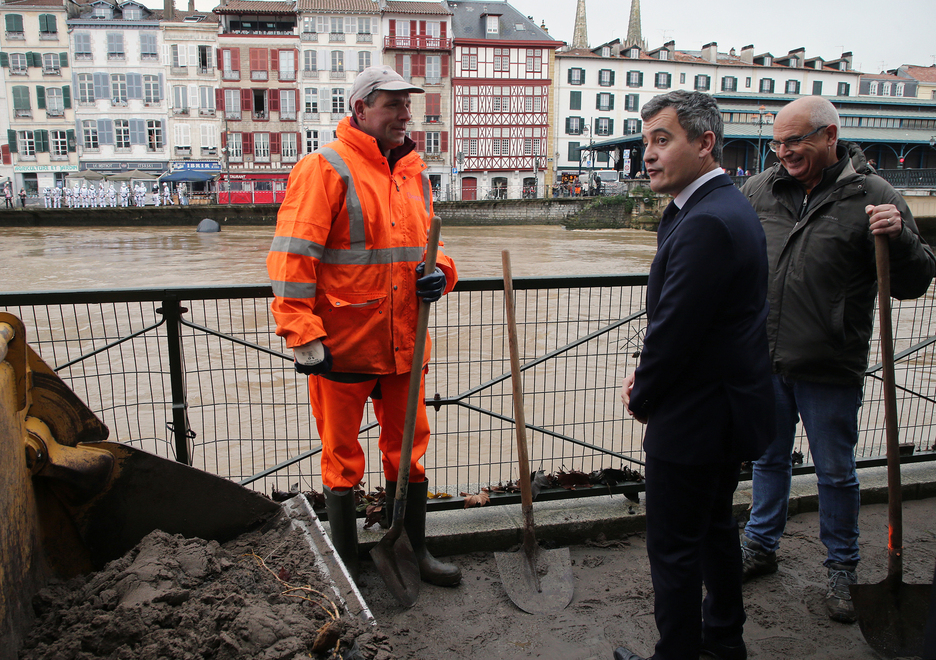 El ministro del Interior del Gobierno francés, Gérald Darmanin, se ha desplazado este sábado a Baiona para analizar los destrozos causados por el temporal. (Bob EDME)