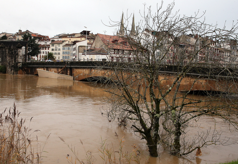 A pesar de que la intensidad de las lluvias ha remitido, el río lleva aún una gran cantidad de agua en Baiona. (Bob EDME)