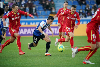 Manu Garcia hasieratik aritu da Toni Moyaren ordez. (Endika PORTILLO/FOKU)