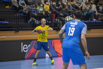 Adrián Fernández, en la imagen en el duelo frente a Wisla Plock, ha marcado dos goles en Benidorm. (Gorka RUBIO/FOKU)