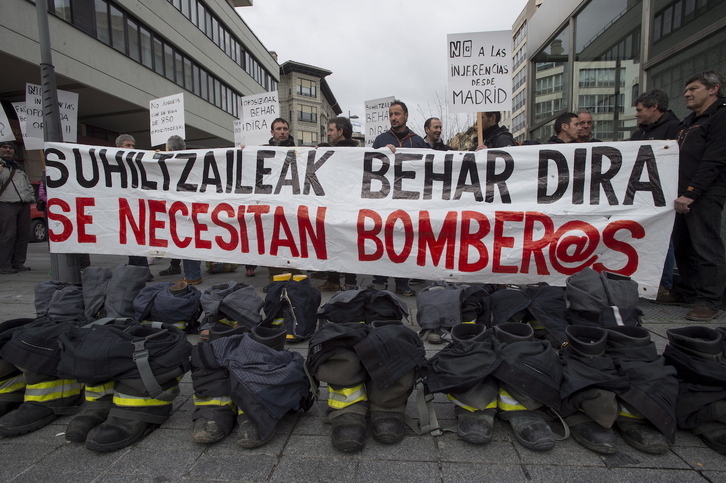 Bomberos protestan en 2016 contra la regulación que disparó la tasa de eventualidad en la Administración. (Iñigo URIZ/FOKU)