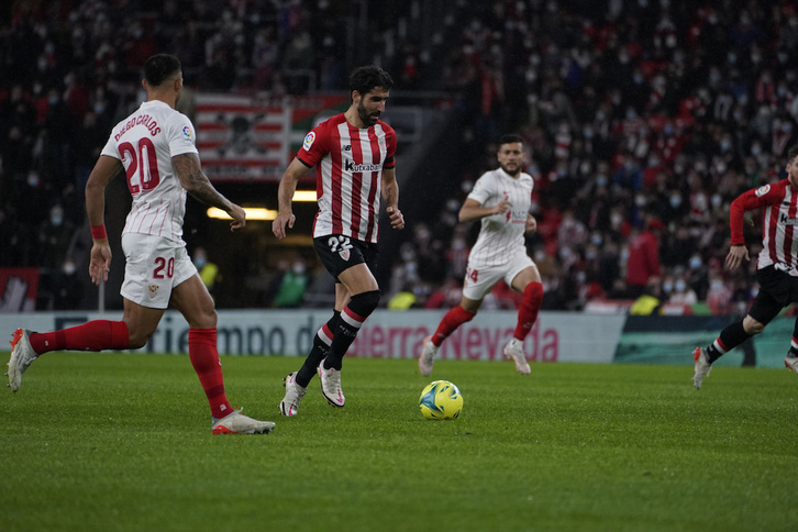 Raúl García conduce la pelota ante Diego Carlos. (Aritz LOIOLA / FOKU)