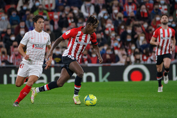 Raúl García conduce la pelota ante Diego Carlos. (Aritz LOIOLA / FOKU)