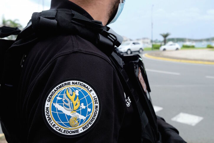 Un gendarme francés vigila el referéndum en Nouméa. (Theo ROUBY/AFP)