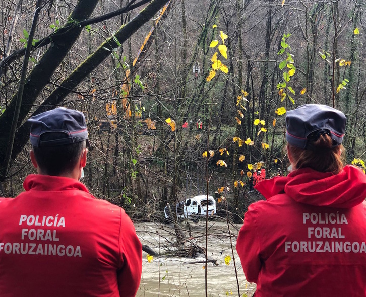 Dos forales observan las tareas de rescate del cuerpo de Juan Antonio Etxegarai. (FORUZAINGOA)