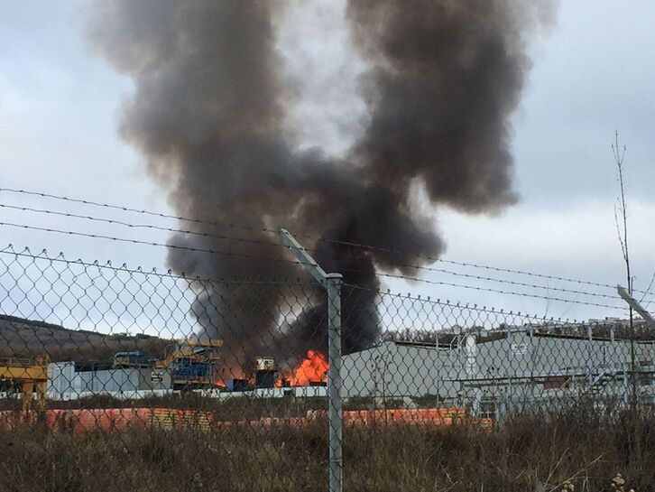 Incendio en la empresa Medenasa de Berriobeiti. (NAIZ)