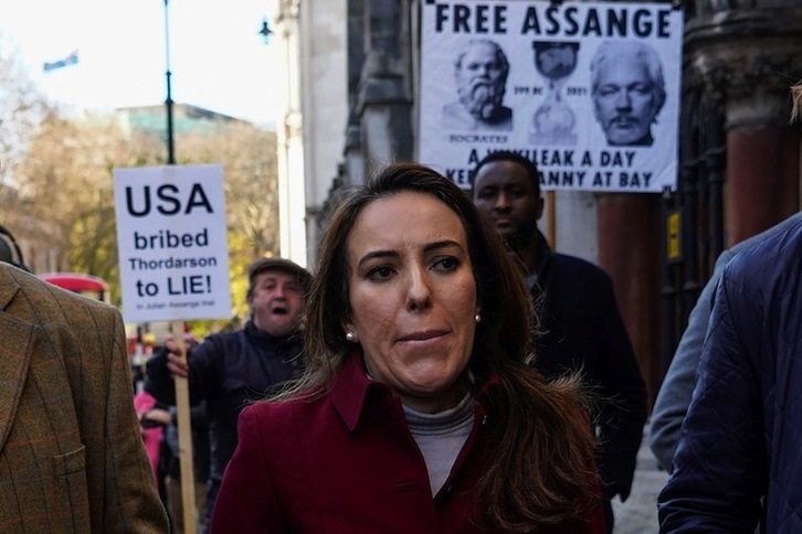 Stella Moris, compañera de Assange, alerta sobre su grave estado de salud. (Niklas HALLE'N-AFP)
