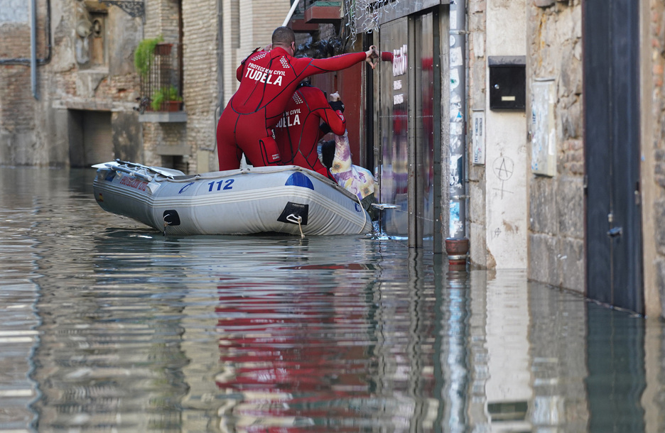 Operarios de Protección Civil de Tutera sacan a una persona de un establecimiento inundado para montarla en su lancha. (Jagoba MANTEROLA/FOKU) Operarios de Protección Civil de Tutera sacan a una persona de un establecimiento inundado para montarla en su lancha. (Jagoba MANTEROLA/FOKU)
