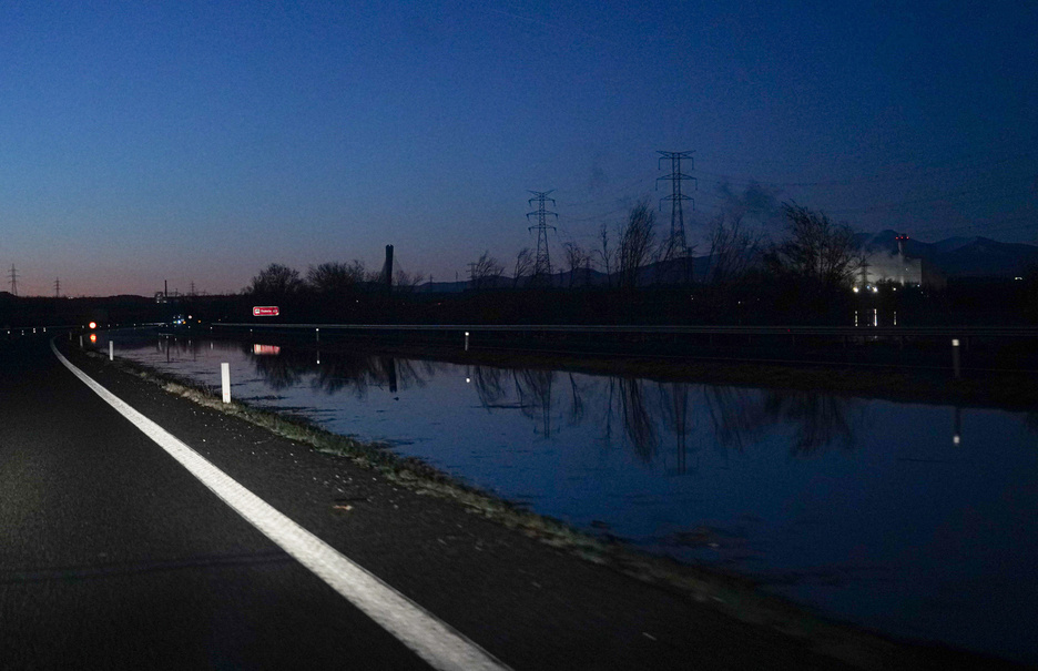 El Ebro presentaba este aspecto durante las primeras horas de la mañana del domingo. (Jagoba MANTEROLA/FOKU) El Ebro presentaba este aspecto durante las primeras horas de la mañana del domingo. (Jagoba MANTEROLA/FOKU)