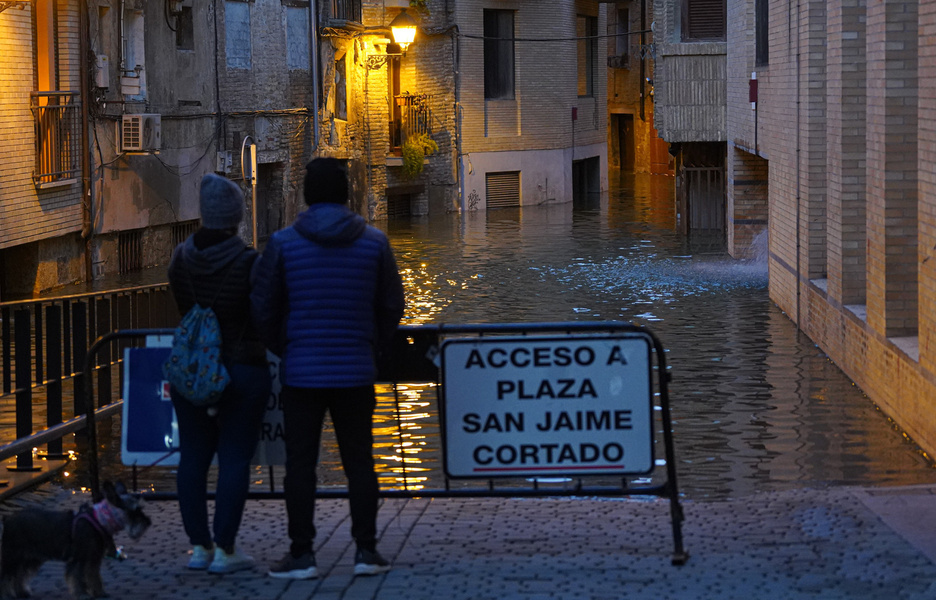 Las autoridades han cortado el acceso a la plaza San Jaime por las inundaciones. (Jagoba MANTEROLA/FOKU) Las autoridades han cortado el acceso a la plaza San Jaime por las inundaciones. (Jagoba MANTEROLA/FOKU)