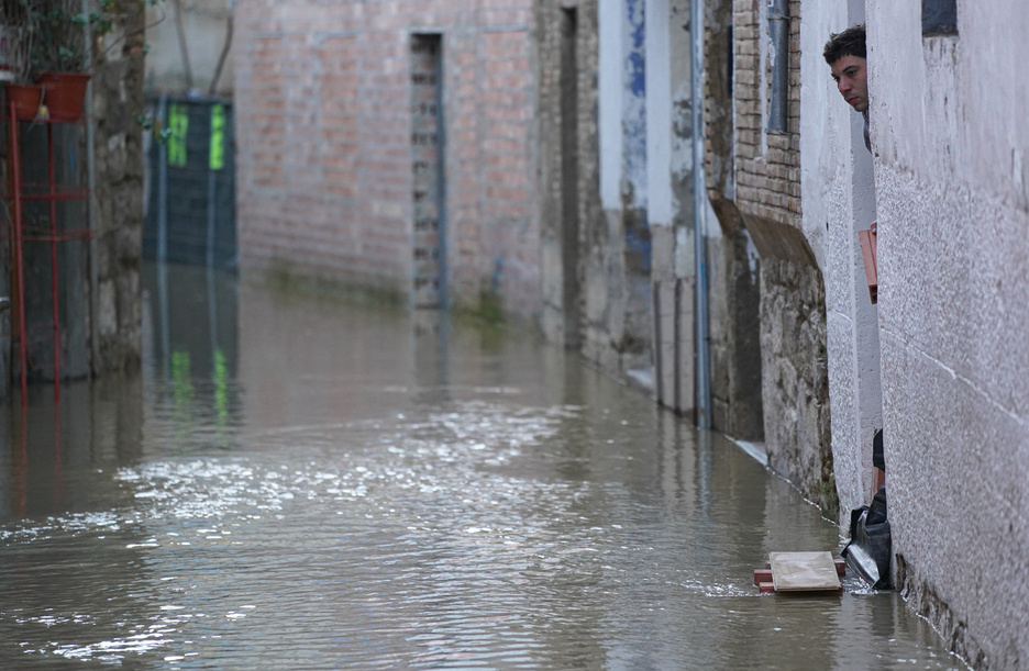 Un hombre observa cómo baja el agua en una calle inundada. (Jagoba MANTEROLA/FOKU)