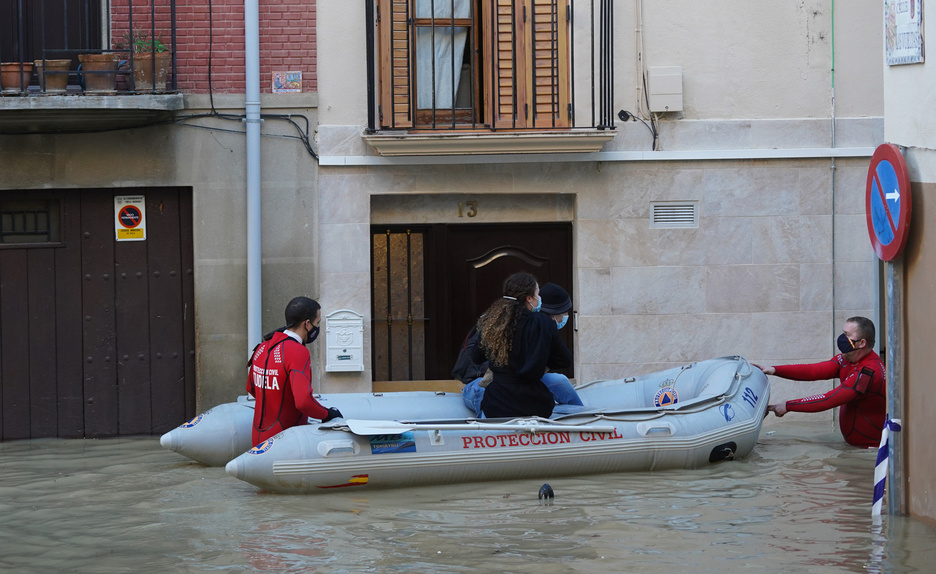 Rescate de dos personas en lancha por las calles de Tutera. (Jagoba MANTEROLA/FOKU) Rescate de dos personas en lancha por las calles de Tutera. (Jagoba MANTEROLA/FOKU)