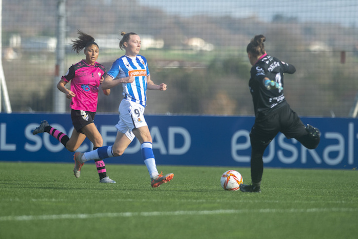 Chelsea despeja el balón ante Franssi, autora del primer gol txuriurdin. (Gorka Rubio/Foku)