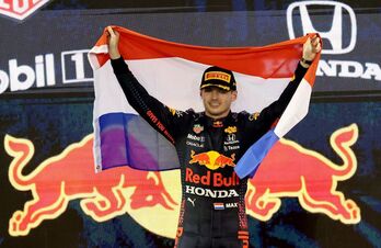 Verstappen celebra la victoria en el podio del circuito Yas Marina. (Giuseppe CACACE/AFP)