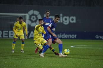 Iker Bilbao intenta llevarse el balón ante Óscar. (Aritz Loiola/Foku)