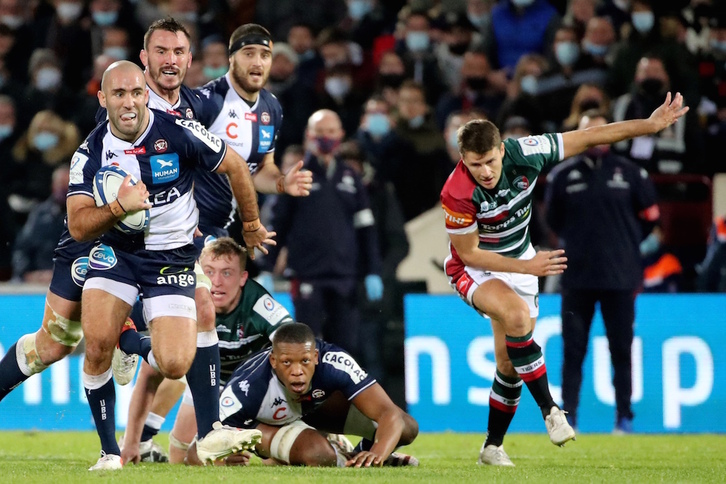 El lohitzundarra Maxime Lucu, medio melé de Bordeaux-Begles, corre con el oval en el partido contra Leicester Tigers. (ROMAIN PERROCHEAU / AFP) 