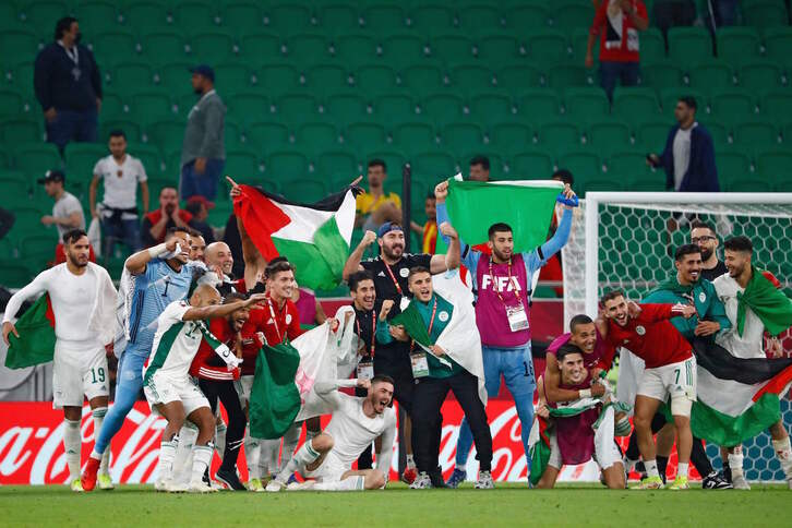 Varios jugadores argelinos mostraron banderas palestinas en las celebraciones. (Khaled DESOUKI / AFP)