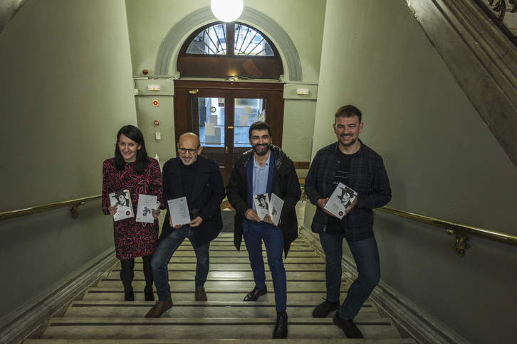 Garazi Ugaldek Louise Glücken ‘Basairisa’ itzuli du eta Xabier Payak Bob Dylanen ‘100 kantu’. (Jon URBE / FOKU)