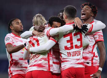 Los jugadores del Leipzig celebran uno de los goles de su victoria del martes ante el Manchester City. (Ronny HARTMANN/AFP)