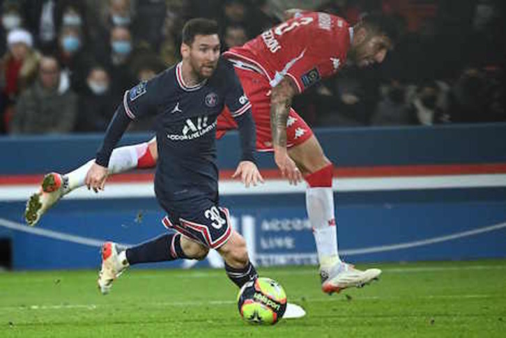Messi volverá a verse las caras con el Real Madrid, una de sus víctimas favoritas. (Anne-Christine POUJOULAT/AFP)