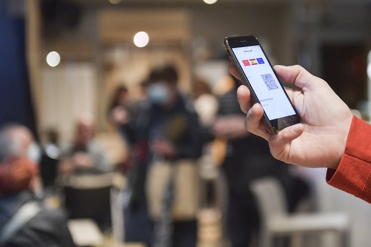 Desde el 4 de diciembre es obligatorio mostrar el pasaporte covid en ciertos establecimientos de Araba, Bizkaia y Gipuzkoa. (Idoia ZABALETA/FOKU)