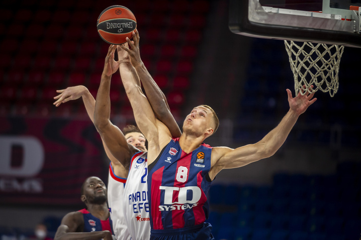 Tadas Sedekerskis intenta coger un rebote en el partido contra el Efes de la pasada temporada en Zurbano. (Jaizki FONTANEDA/FOKU)