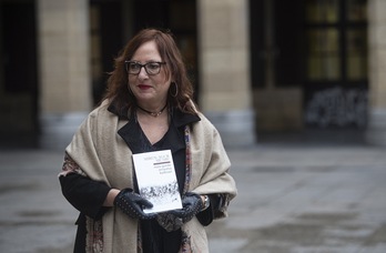 Miren Agur Meabe Plaza, «Nola gorde errautsa kolkoan» liburua aurkezten, 2020an. (Jagoba MANTEROLA/FOKU)