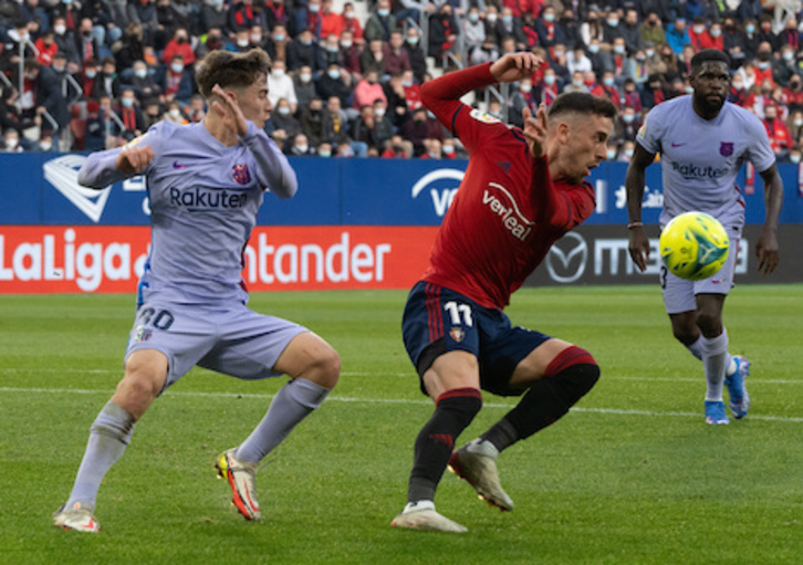 Kike Barja intenta superar a Gavi en un lance del último partido liguero contra el Barcelona. (Jagoba MANTEROLA/FOKU)