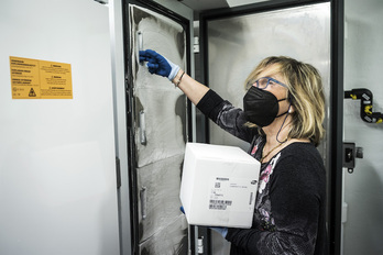 Una sanitaria navarra procede a almacenar un paquete de vacunas en el ultracongelador. (Gobierno de NAFARROA)