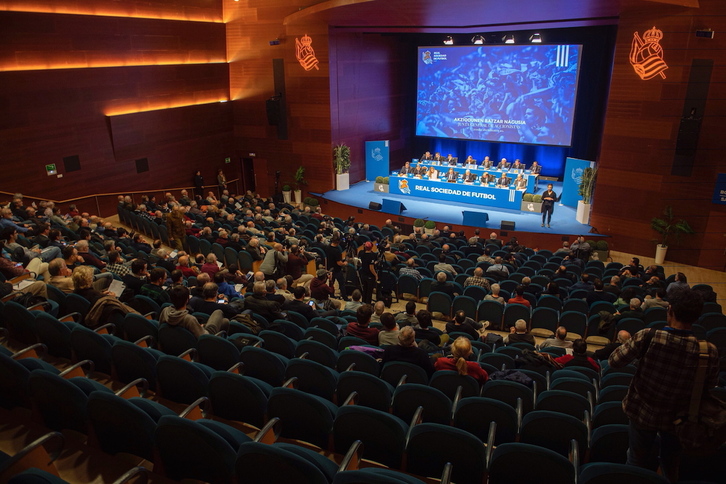 Los accionistas de la Real podrán acudir presencialmente, aunque el escenario pasa del Kursaal al Victoria Eugenia. (Jon URBE/FOKU)