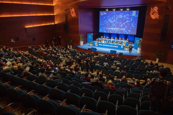 Los accionistas de la Real podrá acudir presencialmente, aunque el escenario pasa del Kursaal al Victoria Eugenia. (Jon URBE/FOKU)
