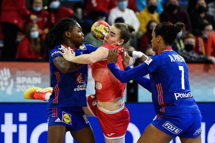 La rusa Olga Shcherbak intenta cruzar la defensa de Francia. (Josep LAGO/AFP)