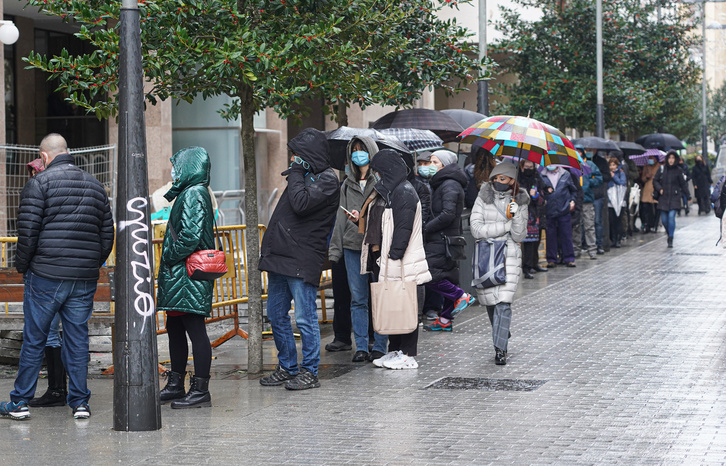 Largas colas en Iruñea para lograr el pasaporte Covid. (Jagoba MANTEROLA / FOKU)