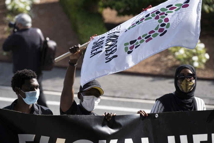 Migratzaile talde bat, Irunen, artxiboko irudi batean. (Jagoba MANTEROLA / FOKU)