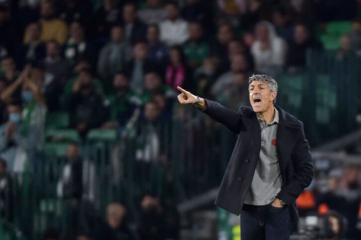 Imanol da instrucciones a sus jugadores en el partido del domingo en el Benito Villamarín. (Cristina QUICLER/AFP)