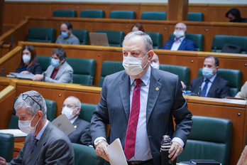 El consejero Pedro Azpiazu se dirige a la tribuna para defender su proyecto de presupuestos. (Endika PORTILLO/FOKU)