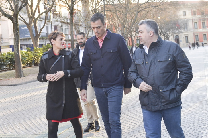 María Chivite, junto a Pedro Sánchez y Santos Cerdán, durante una visita del presidente español a Iruñea en marzo de 2019. (Idoia ZABALETA/FOKU)