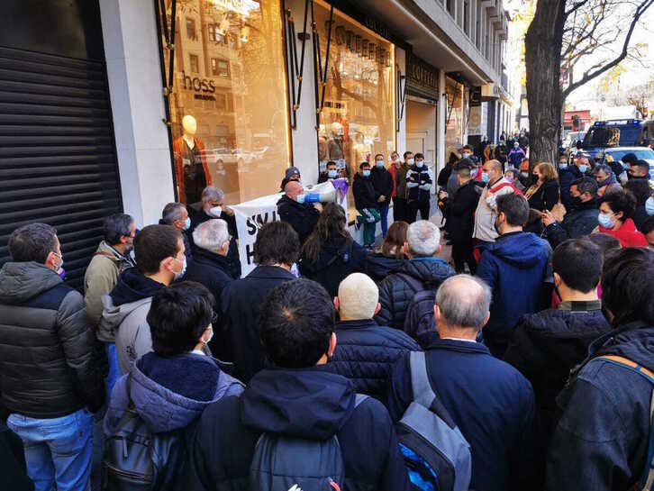 Luis Ocampo, portavoz nacional de IzCa, se diriga a los concentrados ante la Audiencia Nacional española. (@IzCaNacional)