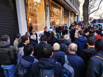 Luis Ocampo, portavoz nacional de IzCa, se diriga a los concentrados ante la Audiencia Nacional española. (@IzCaNacional)