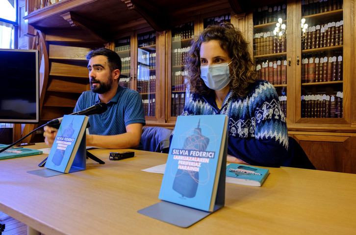 Hedoi Etxarte eta Maitane Unzu Katakrakeko kideak Federiciren liburuaren aurkezpenean. (Jon URBE / FOKU)