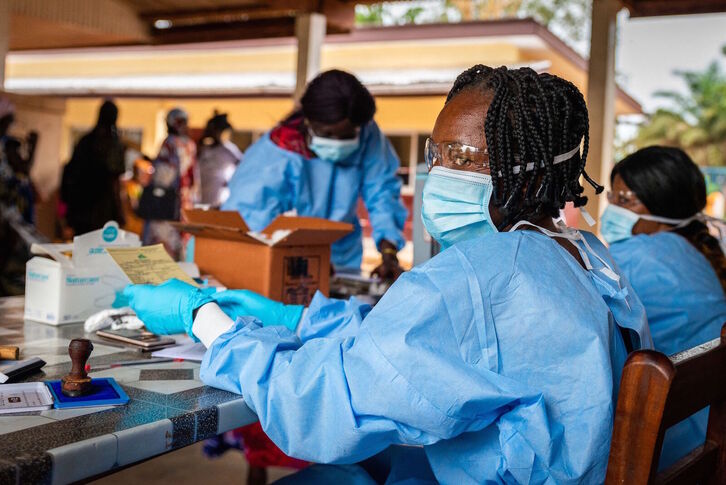 Preparando la vacunación en la República Centroafricana, en el continente con menos dosis anti-covid. (Barbara DEBOUT | AFP)